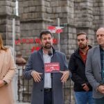 Luis Tudanca atiende a la prensa junto a Clara Martín y José Luis Aceves