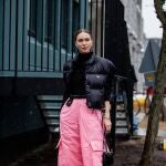 El pantalón parachute se adueña de los estilismos de nuestras famosas favoritas
