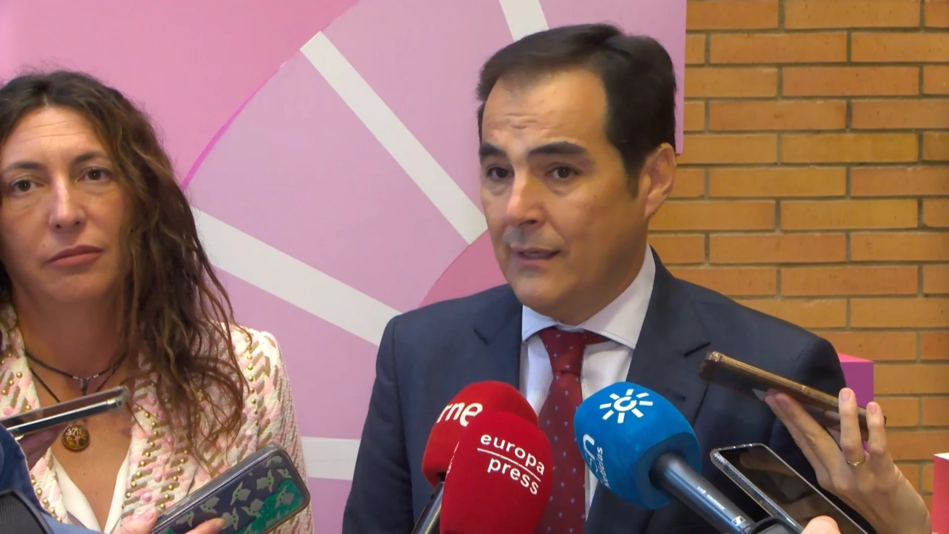 El consejero de Justicia, Administración Local y Función Pública en Sevilla, José Antonio Nieto, atiende a los medios antes de inaugurar en Sevilla el XIII Congreso Internacional para el Estudio de la Violencia contra las Mujeres