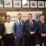 El presidente Puig y la vicealcaldesa Gomez con Quique Dacosta y el director de contenidos de 50 Best Restaurants en el restaurante Arròs QD, de Quique Dacosta, en Londres