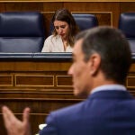 El presidente del Gobierno, Pedro Sánchez y la ministra de Igualdad, Irene Montero durante la sesión de control al gobierno en el Congreso de los Diputados