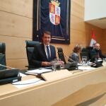 El consejero Juan Carlos Suárez-Quiñones, momentos antes de su comparecencia presupuestaria en las Cortes