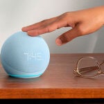 El altavoz inteligente Echo Dot con Alexa de Amazon.