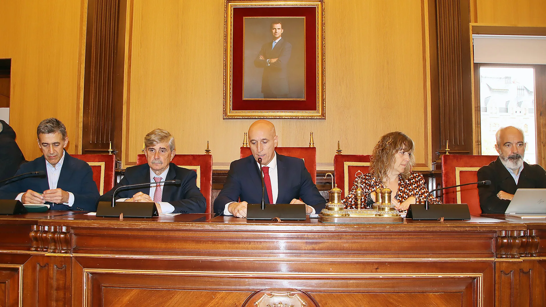 El alcalde de León, José Antonio Diez, presenta el proyecto de la ciudad para albergar la sede de la Agencia Espacial Española junto al rector de la Universidad leonesa, Juan Francisco García Marín