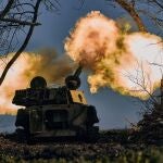 Un vehículo de artillería autopropulsada dispara cerca de Bajmut (Donetsk)