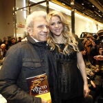 El escritor y periodista William Mebarak, junto a su hija, la cantante Shakira. EFE/Marta Pérez