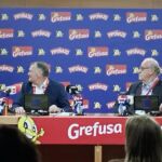 Camacho y Del Bosque dando la lista de convocado del anuncia de Grefusa