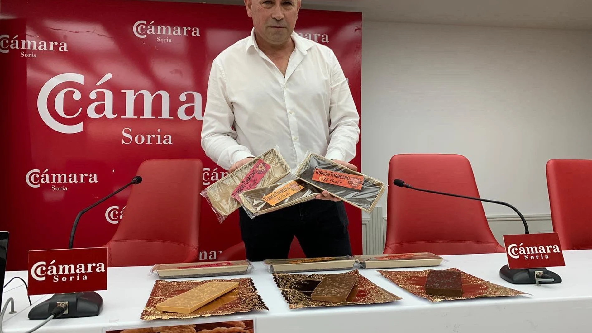 El gerente de la empresa Dulces El Beato, Carlos París, presenta el turrón de torrezno