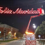 Ndiogou Sene, jugador del Velarde, colocando las luces de Navidad