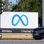 Logo de Meta en su cuartel general de Menlo Park, California