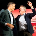 El secretario general del PSOE y presidente del Ejecutivo central, Pedro Sánchez (i), junto al secretario del PSOE-A, Juan Espadas. EFE/Miguel Ángel Molina