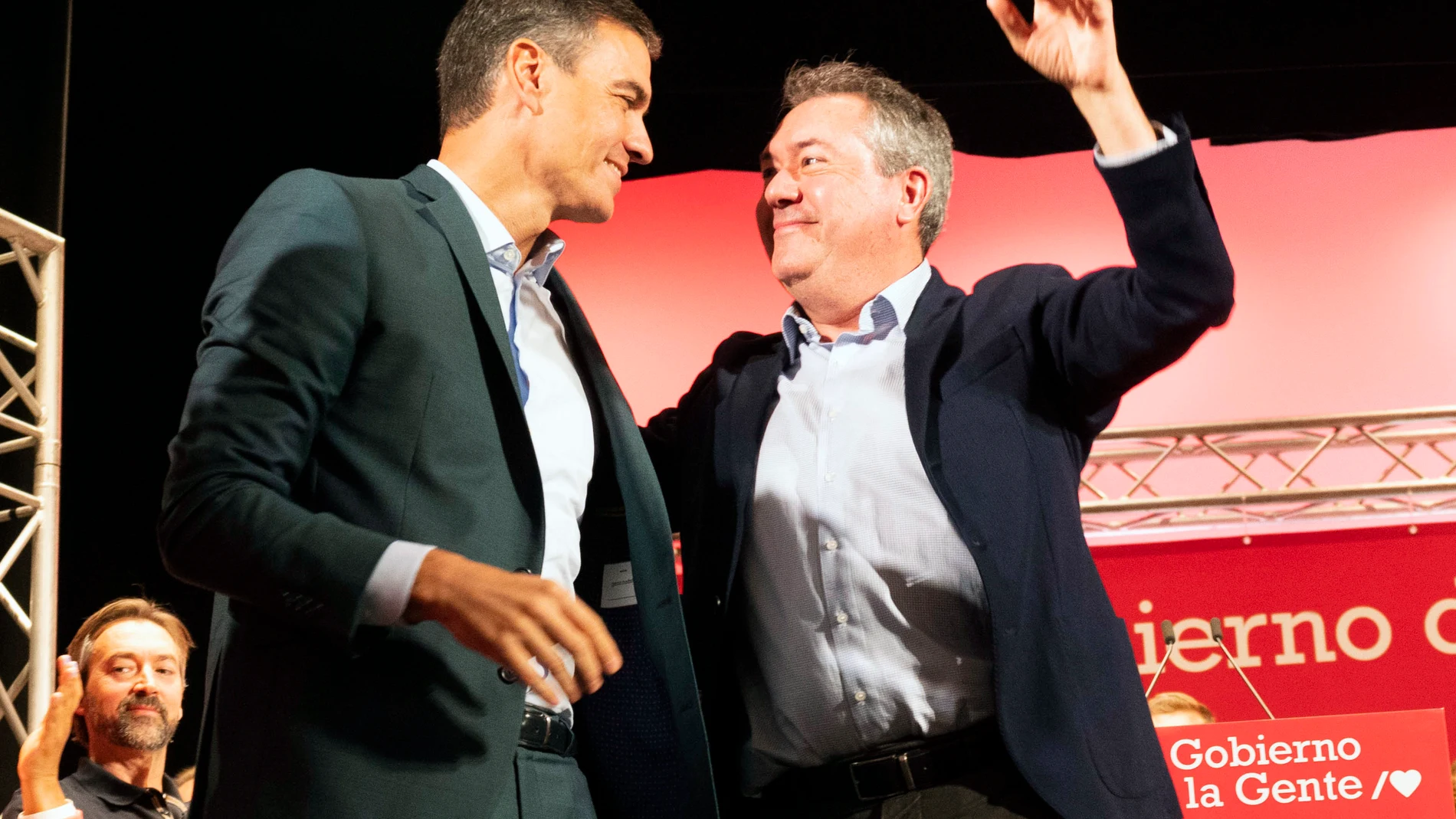 El secretario general del PSOE y presidente del Ejecutivo central, Pedro Sánchez (i), junto al secretario del PSOE-A, Juan Espadas. EFE/Miguel Ángel Molina