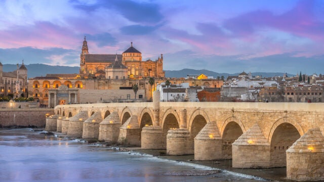 La ubicación de la ciudad de Córdoba es ideal al hallarse cercana al río Guadalquivir