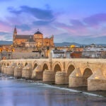La ubicación de la ciudad de Córdoba es ideal al hallarse cercana al río Guadalquivir