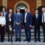 El prsidente del Gobierno de España, Pedro Sánchez (1i), junto al consejero delegado de Cisco, Chuck Robbins (1d), junto a la vicepresidenta primera y ministra de Asuntos Económicos, Nadia Calviño (2i), entre otros, en el Palacio de la MoncloaFERNANDO.CALVO/POOL MONCLOA