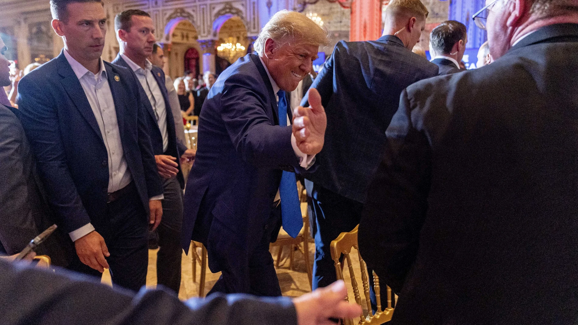 El ex presidente Donald Trump siguió la noche electoral desde su resort de Mar-a-lago en Florida