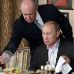 Yevgeny Prigozhin sirve comida al entonces primer ministro ruso Vladimir Putin en el restaurante de Prigozhin en las afueras de Moscú, Rusia, el 11 de noviembre de 2011