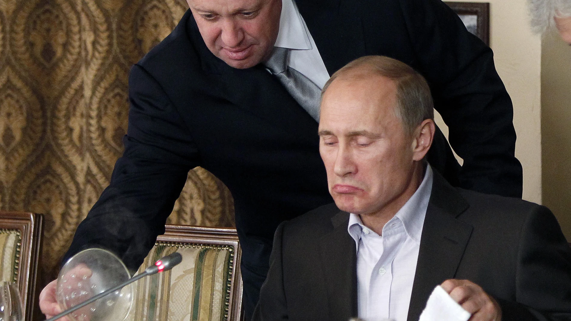 Yevgeny Prigozhin sirve comida al entonces primer ministro ruso Vladimir Putin en el restaurante de Prigozhin en las afueras de Moscú, Rusia, el 11 de noviembre de 2011