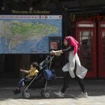 Una mujer con un carrito de bebé camina por las calles de Gibraltar