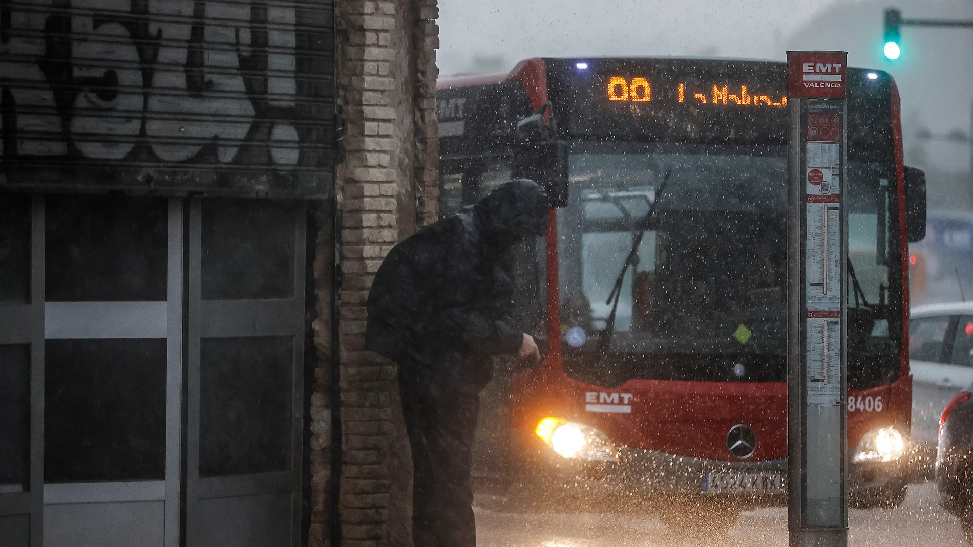Una persona se protege de la lluvia con la capucha de su chaqueta, a 11 de noviembre de 2022, en Valencia
