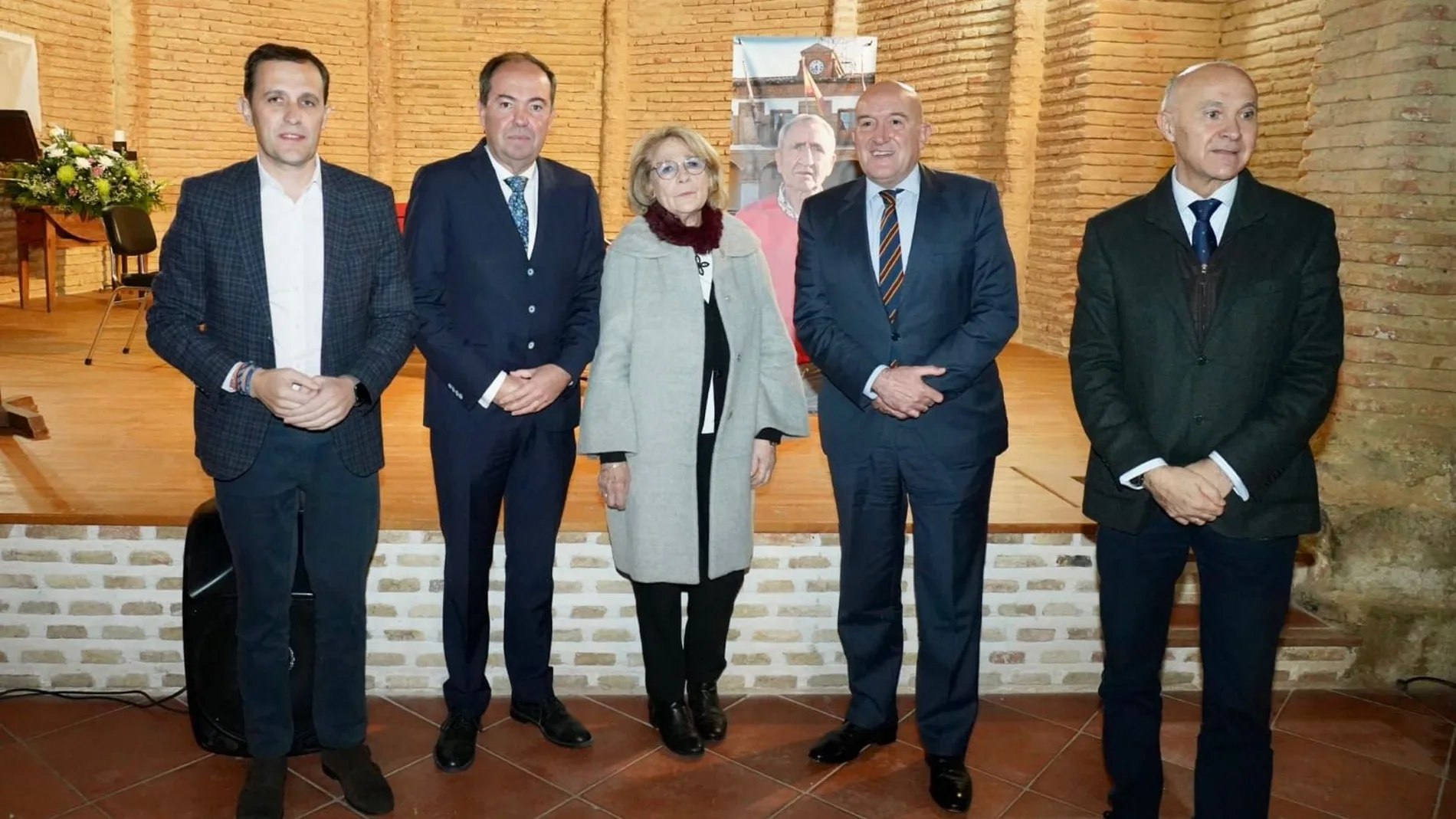 Carnero, Íscar, Medrano y Pablo Milleruelo junto a la viuda de Tinín