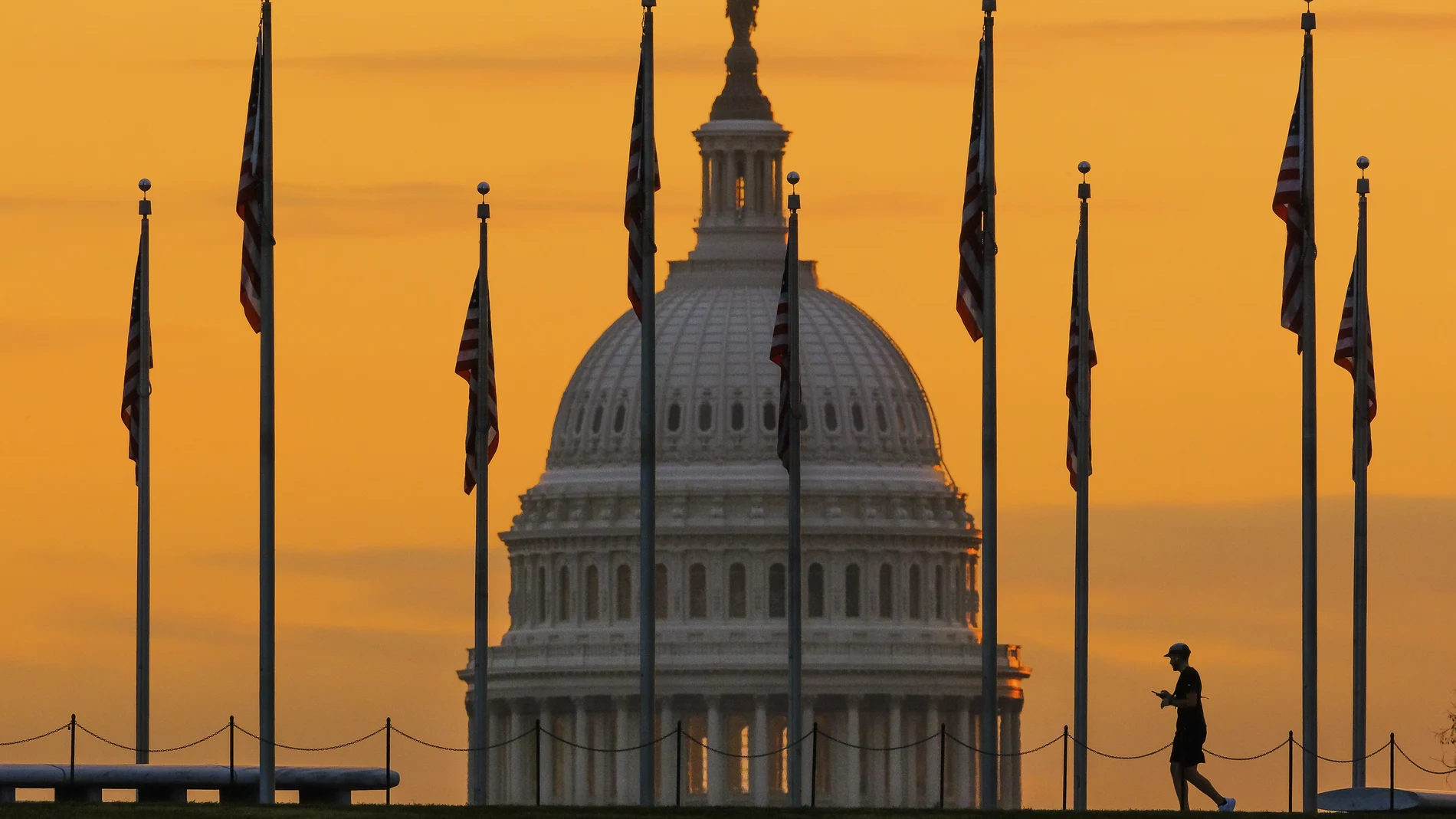 Un corredor en el National Mall frente al Capitolio de Estados Unidos
