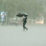 Un hombre camina bajo una intensa lluvia en la última borrasca