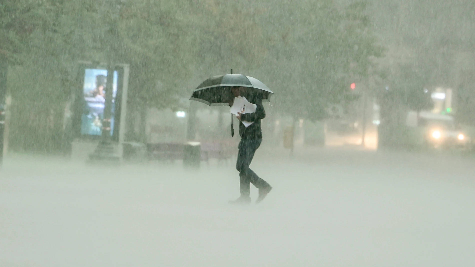 Un hombre camina bajo una intensa lluvia en la última borrasca