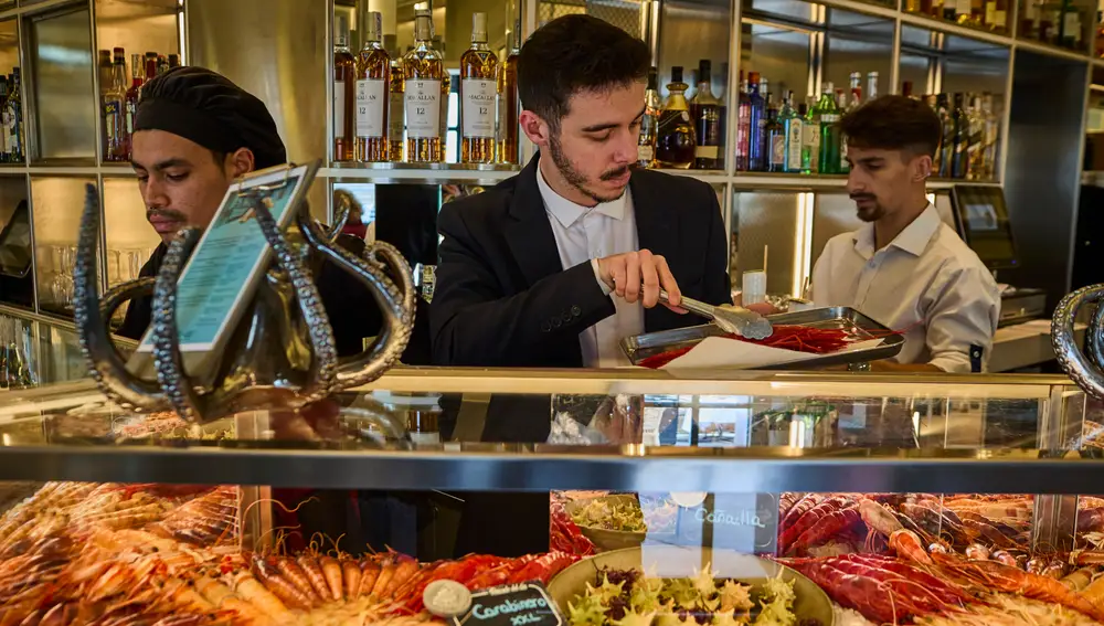 El restaurante Lobito de Mar del chef Dani García ofrece la posibilidad en su restaurante de un afterwork para poder disfrutar de una variedad de cócteles o si quieres comer de forma más desenfadada mientras gestionas tus tareas de trabajo en grupo de una forma más informal que en la oficina.