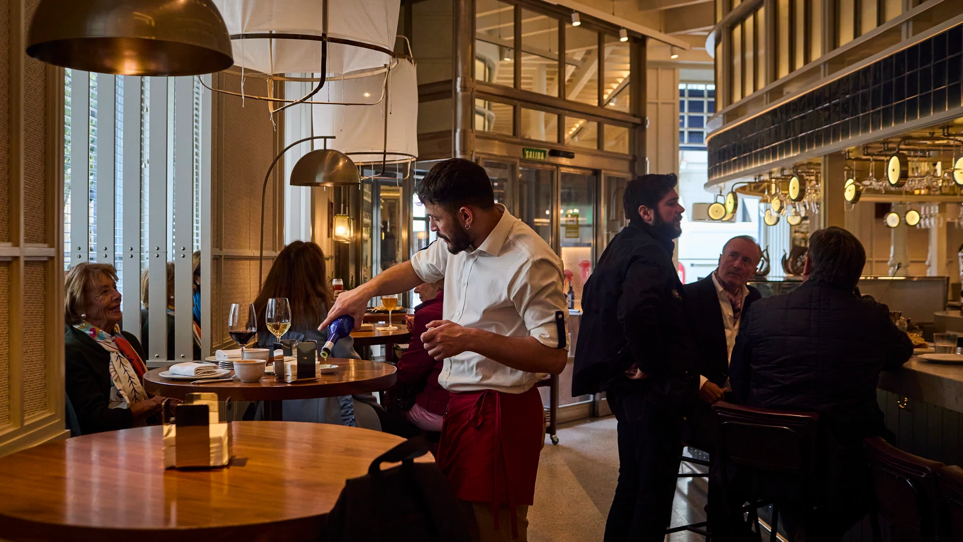 El restaurante Lobito de Mar del chef Dani García ofrece la posibilidad en su restaurante de un afterwork para poder disfrutar de una variedad de cócteles o si quieres comer de forma más desenfadada mientras gestionas tus tareas de trabajo en grupo de una forma más informal que en la oficina.