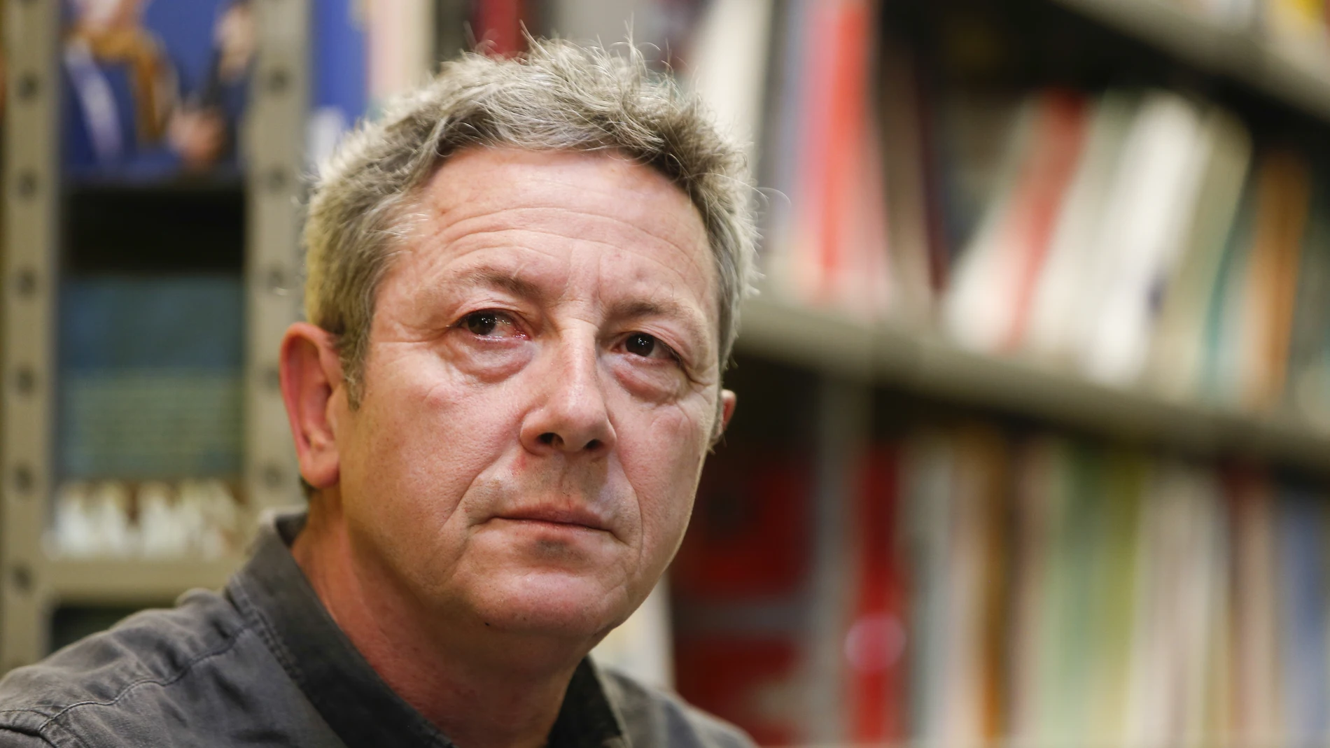 El escritor Alonso Guerrero durante la presentación de uno de sus libros.