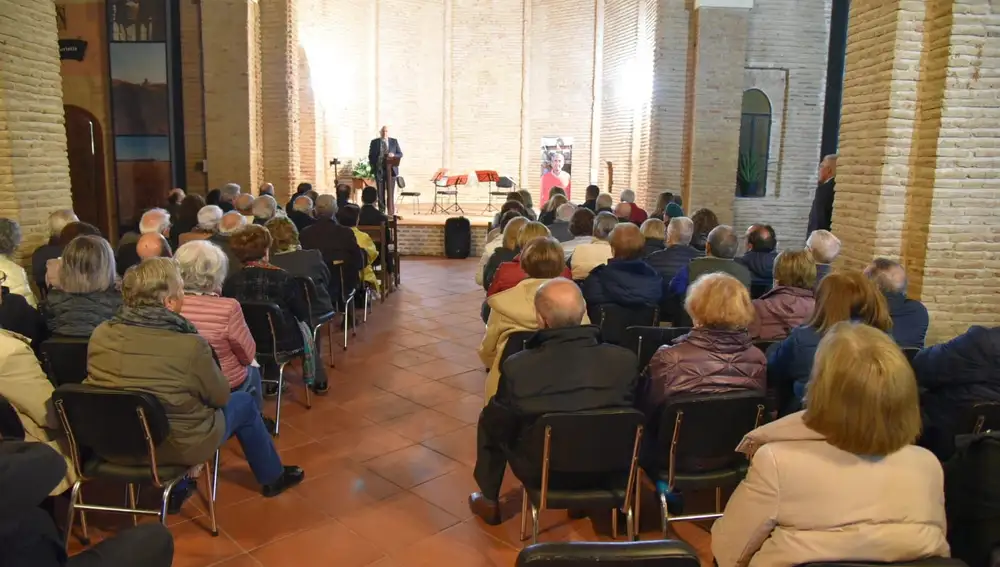 La iglesia de Santa María del Castillo de Cuenca de Campos se quedó pequeña para acoger este homenaje a Tinín