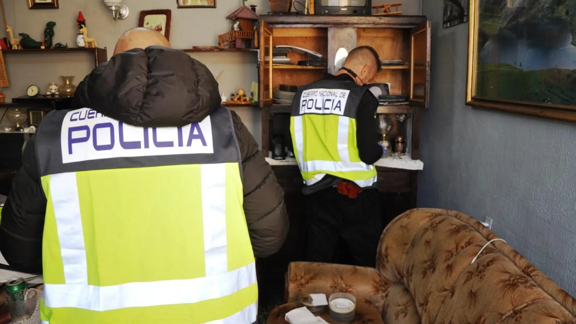 Registro de la vivienda de un hombre de 60 años detenido en Astorga (León) por tenencia de pornografía infantil