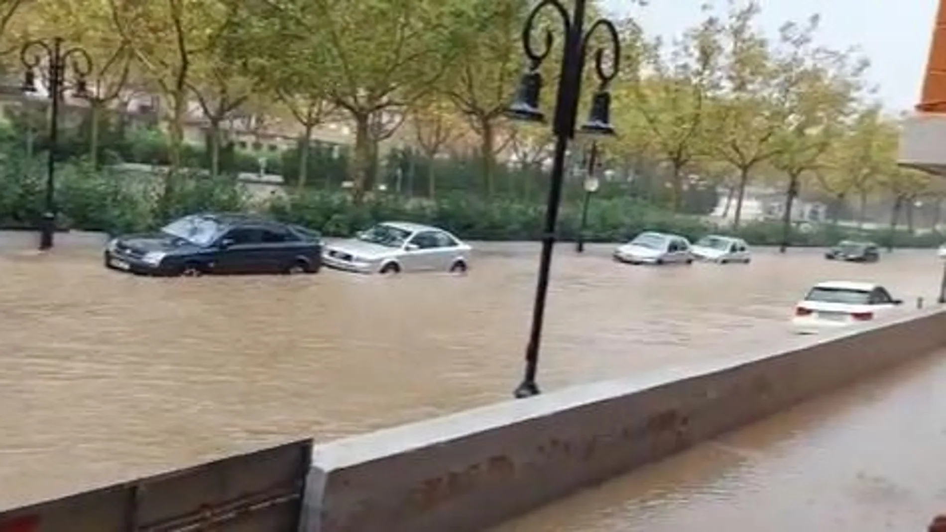 Una calle de Aldaia (Valencia) completamente anegada