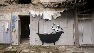 Una foto sin fecha publicada por Banksy de una de sus nuevas obras de arte en Ucrania. Una foto sin fecha publicada por Banksy de una de sus nuevas obras de arte en Ucrania.