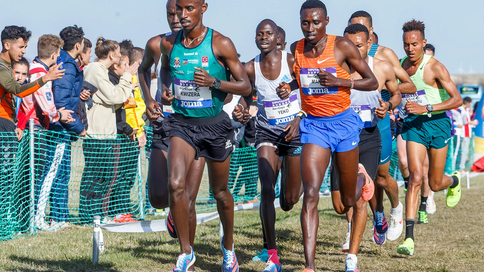 Varios atletas participan este sábado en la carrera absoluta masculino del XVIII Cross Internacional de Atapuerca. EFE/Santi Otero