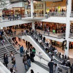 Las cámaras de videovigilancia inteligentes instaladas en el centro comercial Veolia, en Vigo, permiten un mejor conocimiento del comportamiento de los usuarios