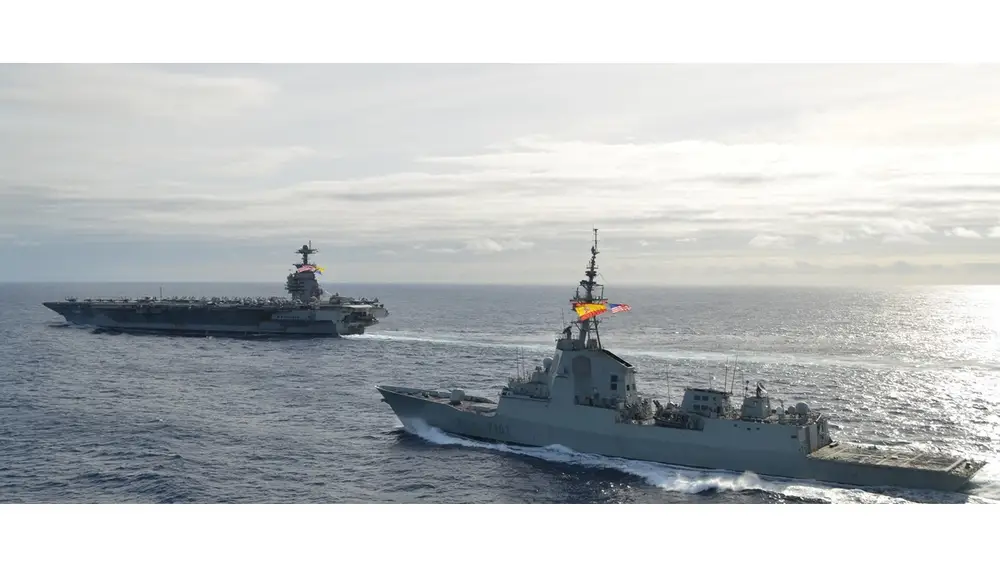 La fragata española Álvaro de Bazán navega junto al portaaviones de Estados Unidos Gerald R. Ford