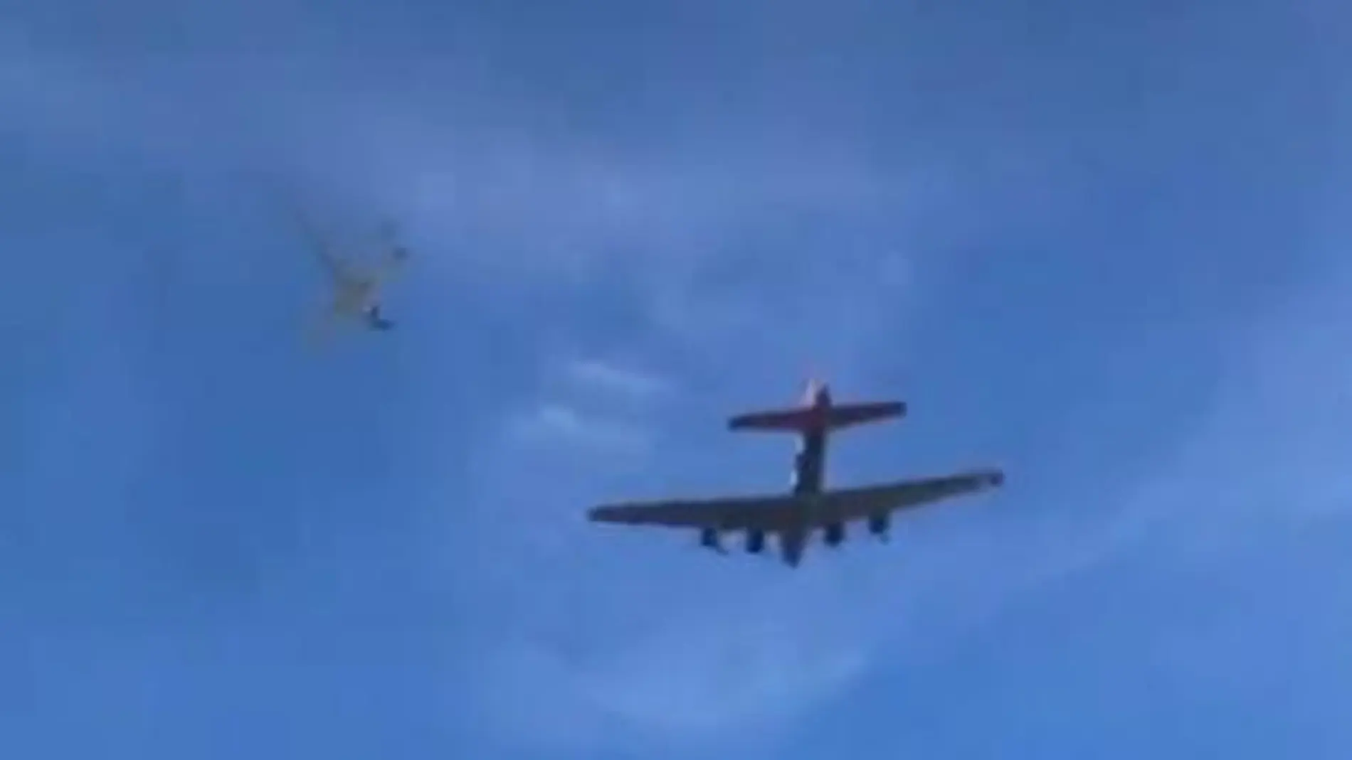 Momento previo a la colisión en el aire de las dos aeronaves de la II Guerra Mundial