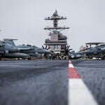 Aviones de combate F-18 en la cubierta del portaaviones USS Gerald R. Ford en el Océano Atlántico Oriental Aviones de combate F-18 en la cubierta del portaaviones USS Gerald R. Ford en el Océano Atlántico Oriental