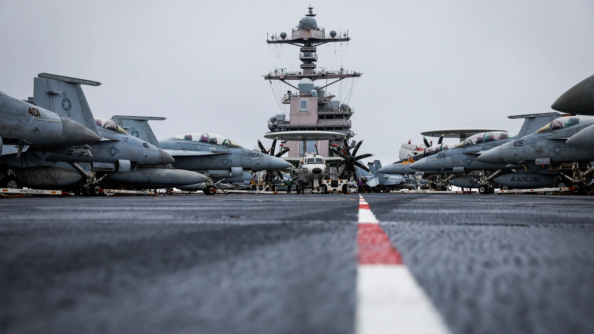 Aviones de combate F-18 en la cubierta del portaaviones USS Gerald R. Ford en el Océano Atlántico Oriental