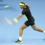Nadal hace un revés cortado en su estreno en la Copa Masters ante Fritz