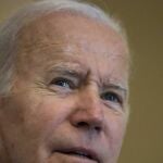 El presidente de EE UU Joe Biden atiende a los medios en Camboya tras conocer que su partido mantiene el control del Senado