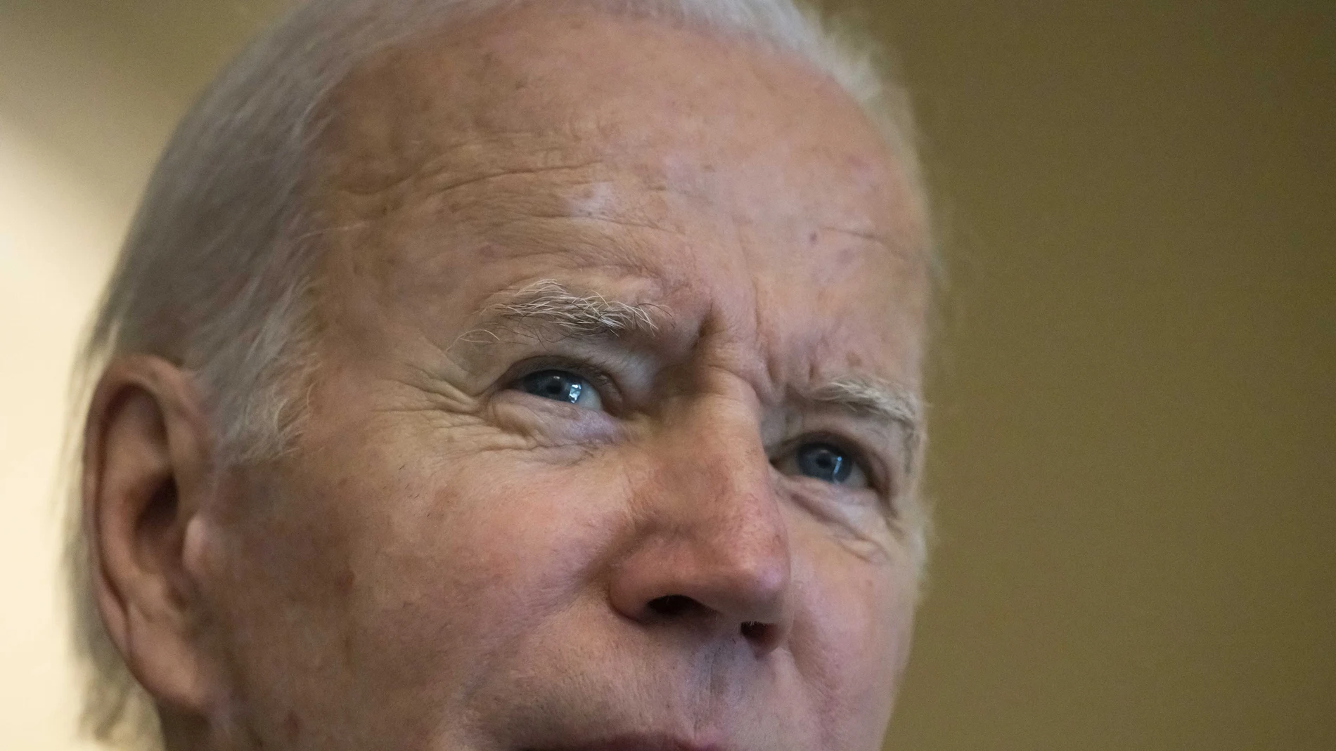 El presidente de EE UU Joe Biden atiende a los medios en Camboya tras conocer que su partido mantiene el control del Senado