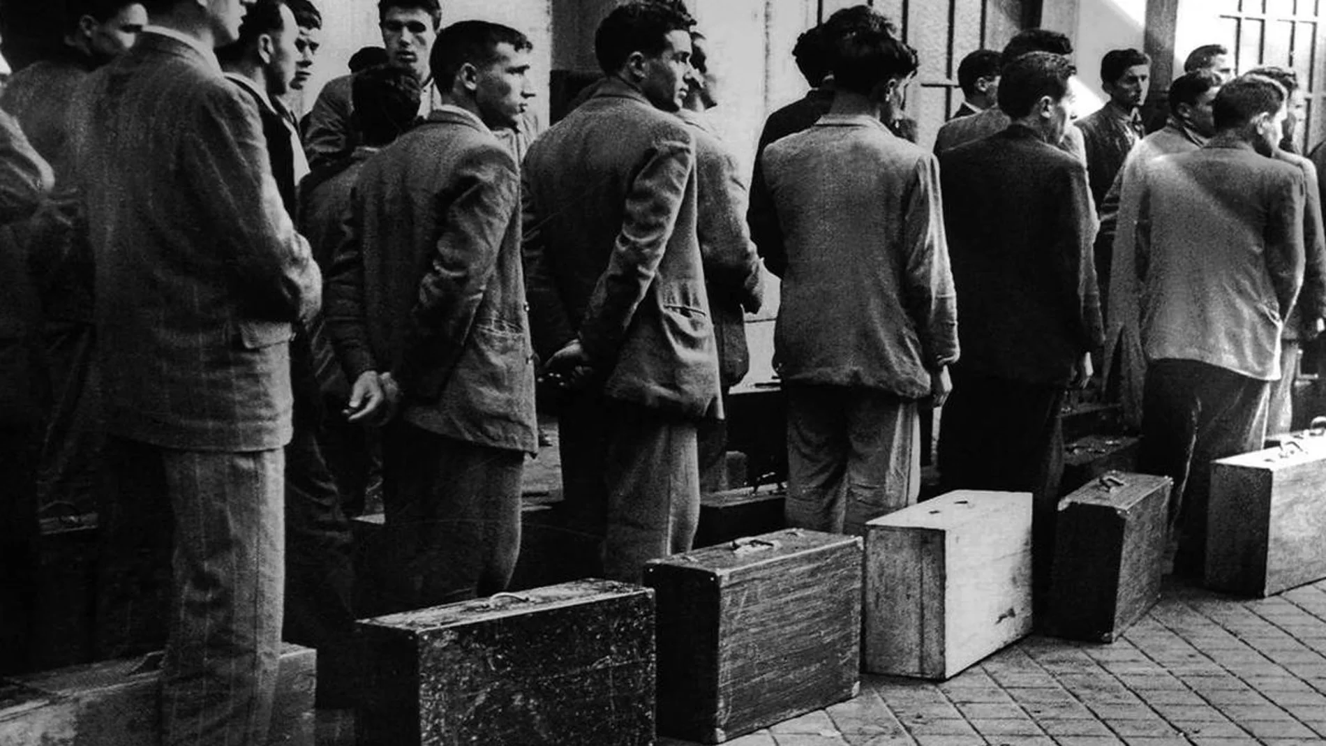Emigrantes procedentes de Extremadura se disponen a abandonar España