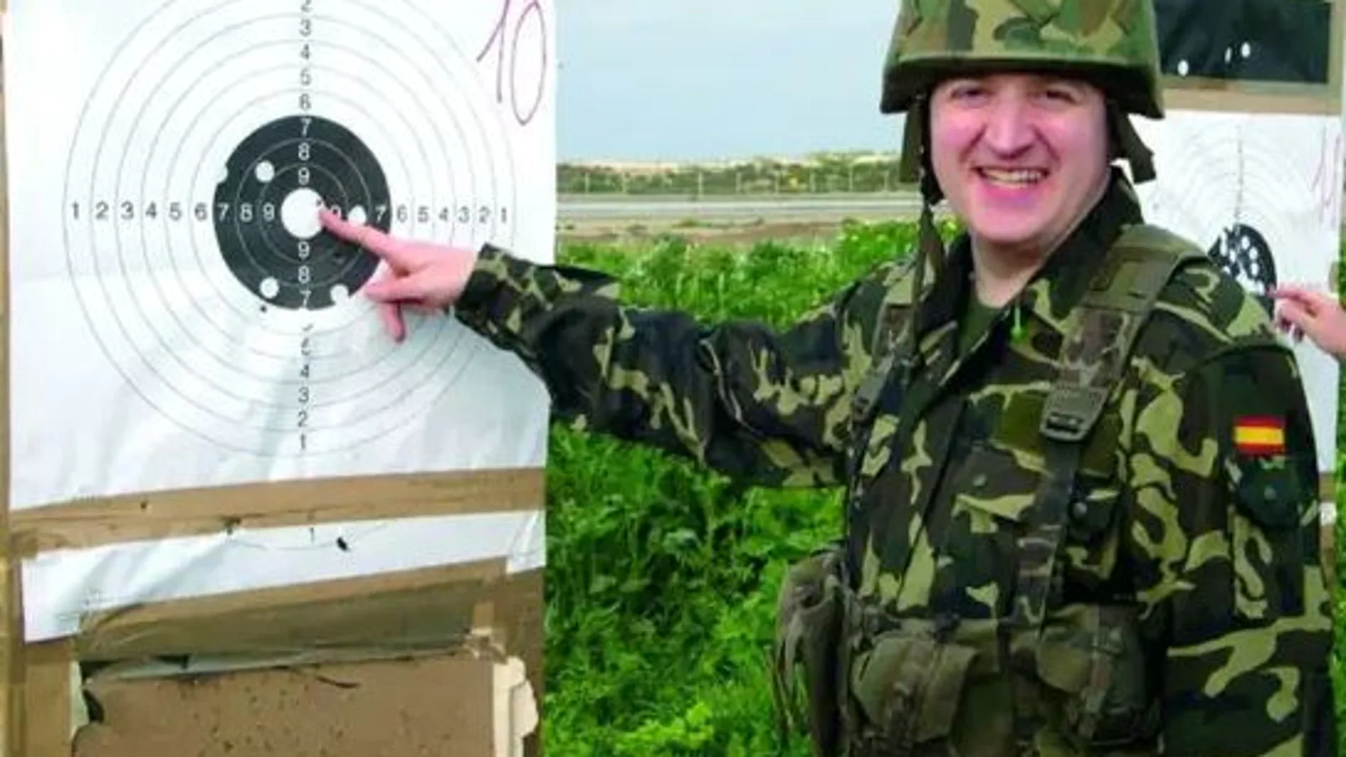 El Padre Apeles es capitán de la unidad de Reservistas de las Fuerzas Armadas