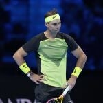 Nadal se lamenta durante su primer partido del Masters, ante Fritz