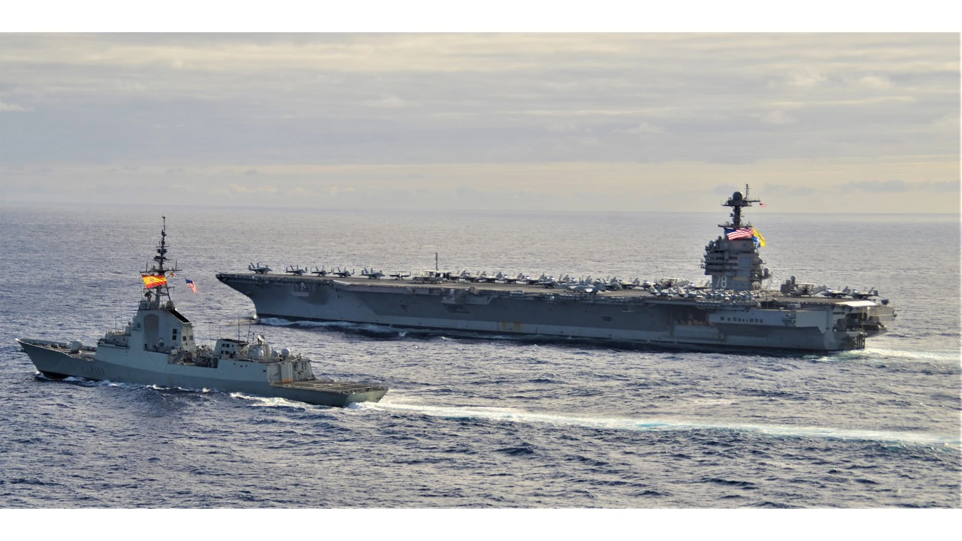 La fragata española Álvaro de Bazán navega junto al portaaviones de Estados Unidos Gerald R. Ford