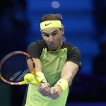 Nadal golpea un revés en su estreno en la Copa de Maestros 2022 ante Taylor Fritz