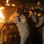 Medinaceli, en la cabecera alta de la cuenca del Jalón, en el sur de la provincia de Soria, ha vuelto a ver como se ilumina su noche con el único toro de fuego que se celebra en Castilla y León, una tradición milenaria protegida con la declaración de festejo tradicional y que se ha desarrollado este año de nuevo sin incidentes
